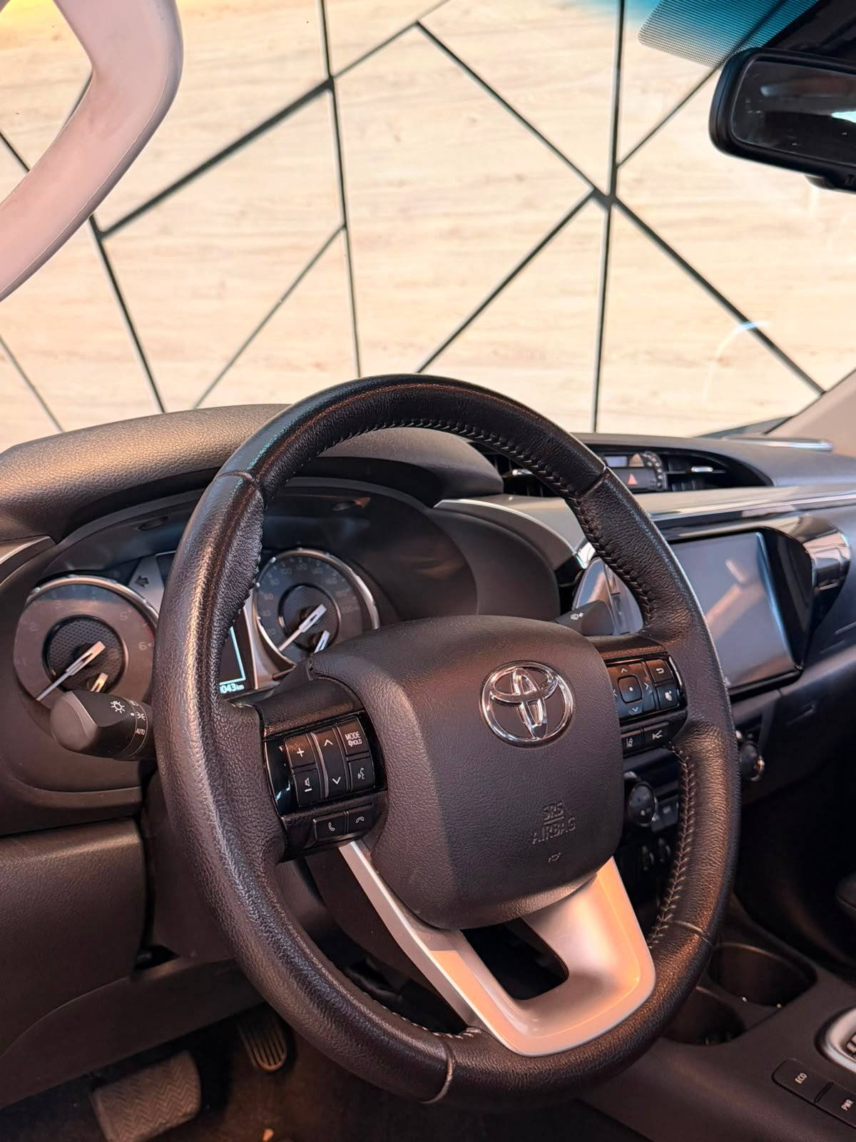 TOYOTA HILUX SRX 4X4 AT 2024 - Imagen 4