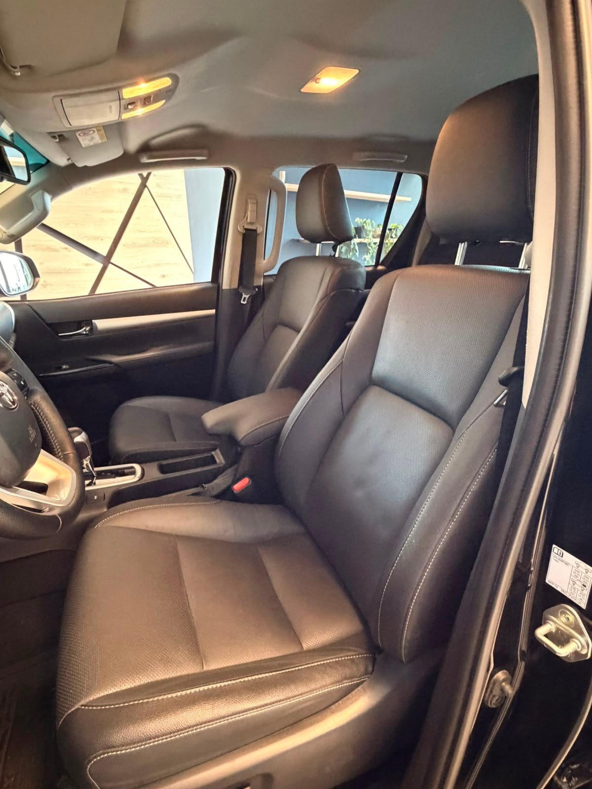 TOYOTA HILUX SRX 4X4 AT 2024 - Imagen 5